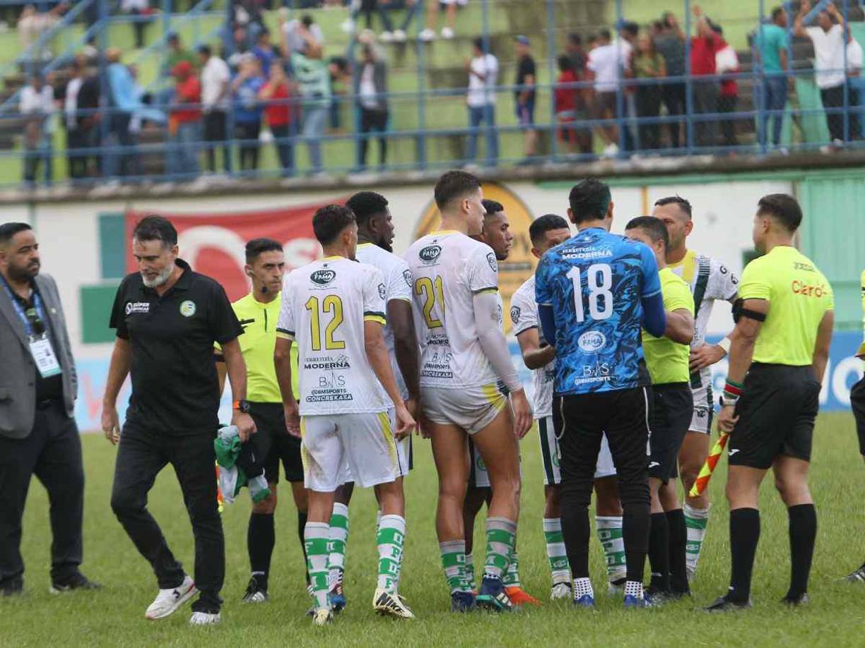 Jugadores y cuerpo técnico del Juticalpa le reclamaron al árbitro Armando Castro.