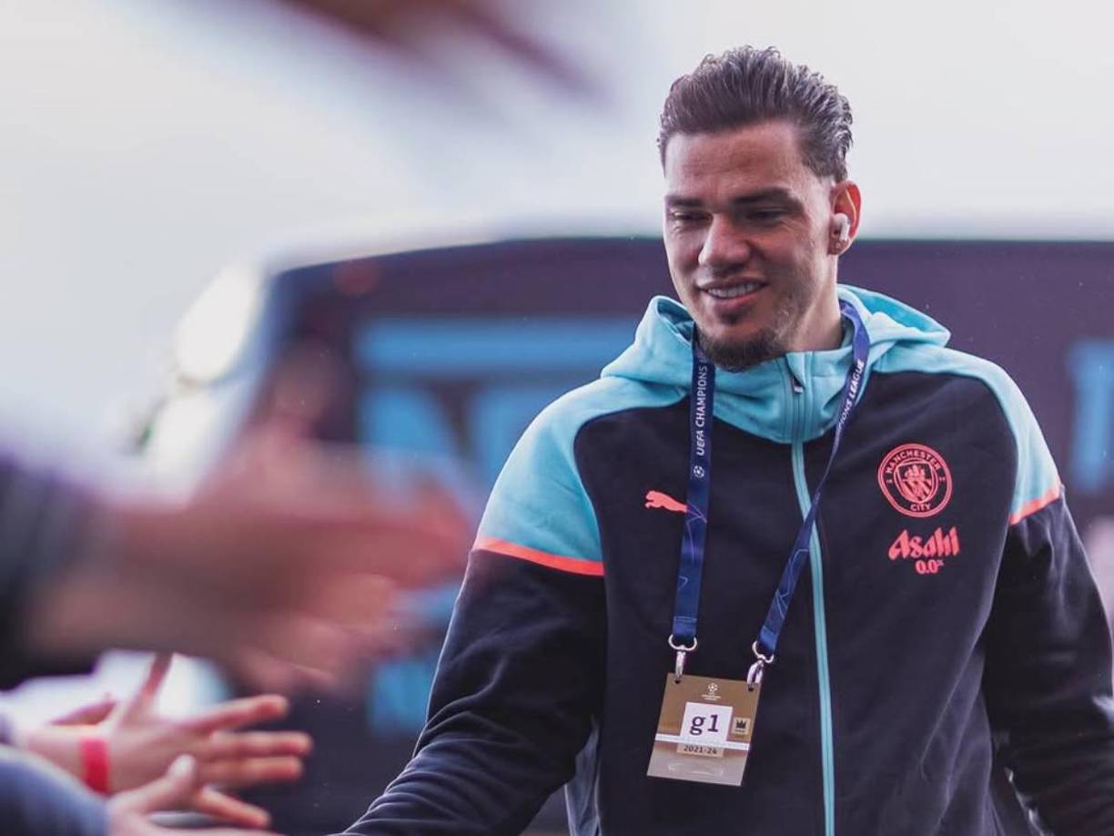 Ederson Moraes podría llegar al fútbol de Arabia Saudita ya que el equipo Al Nassr lo quiere fichar. El arquero podría convertirse en compañero de Cristiano Ronaldo.