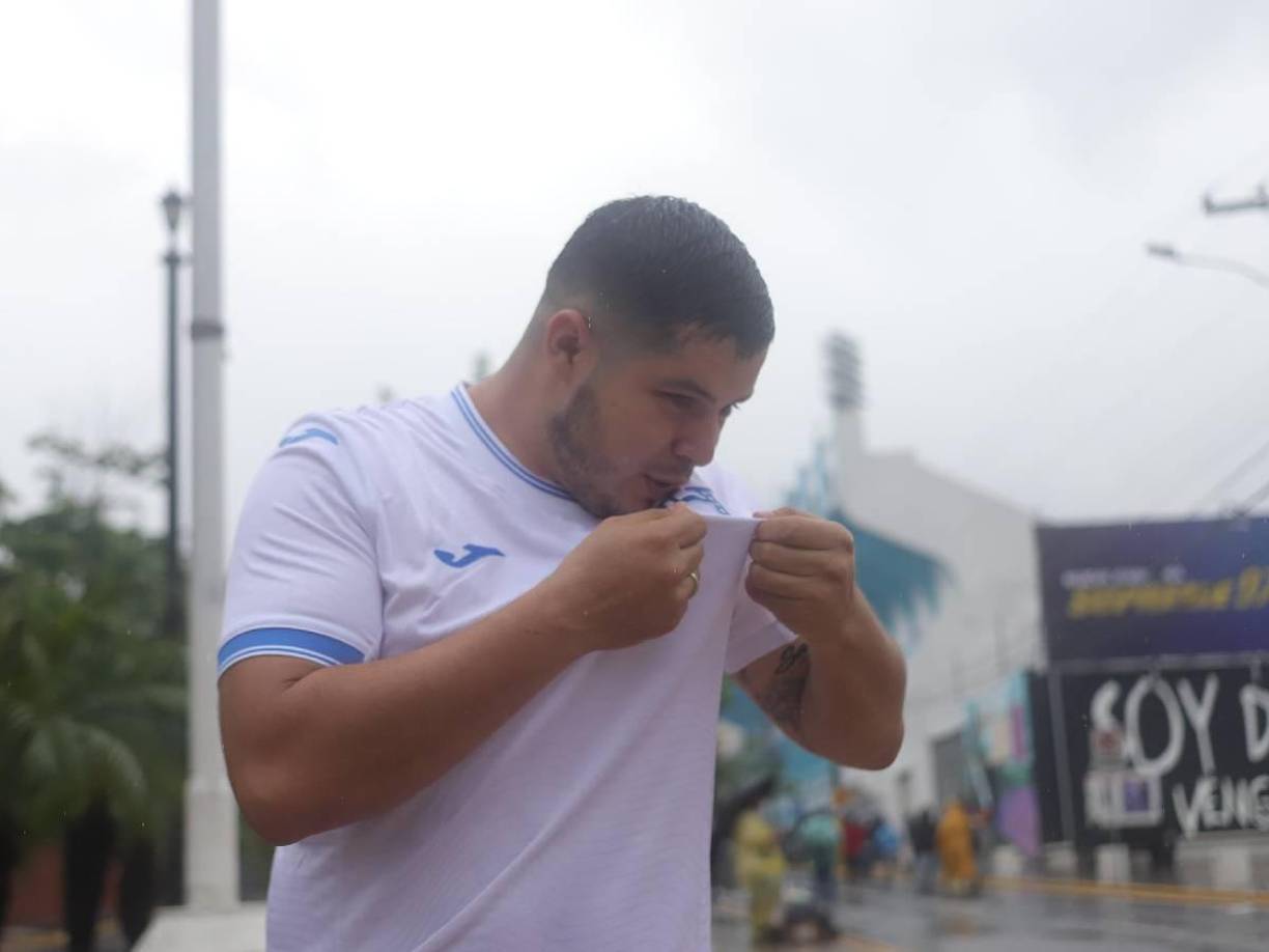 El beso a la ‘H’. Los aficionados con todo el amor por la Selección y con la confianza para el partido.