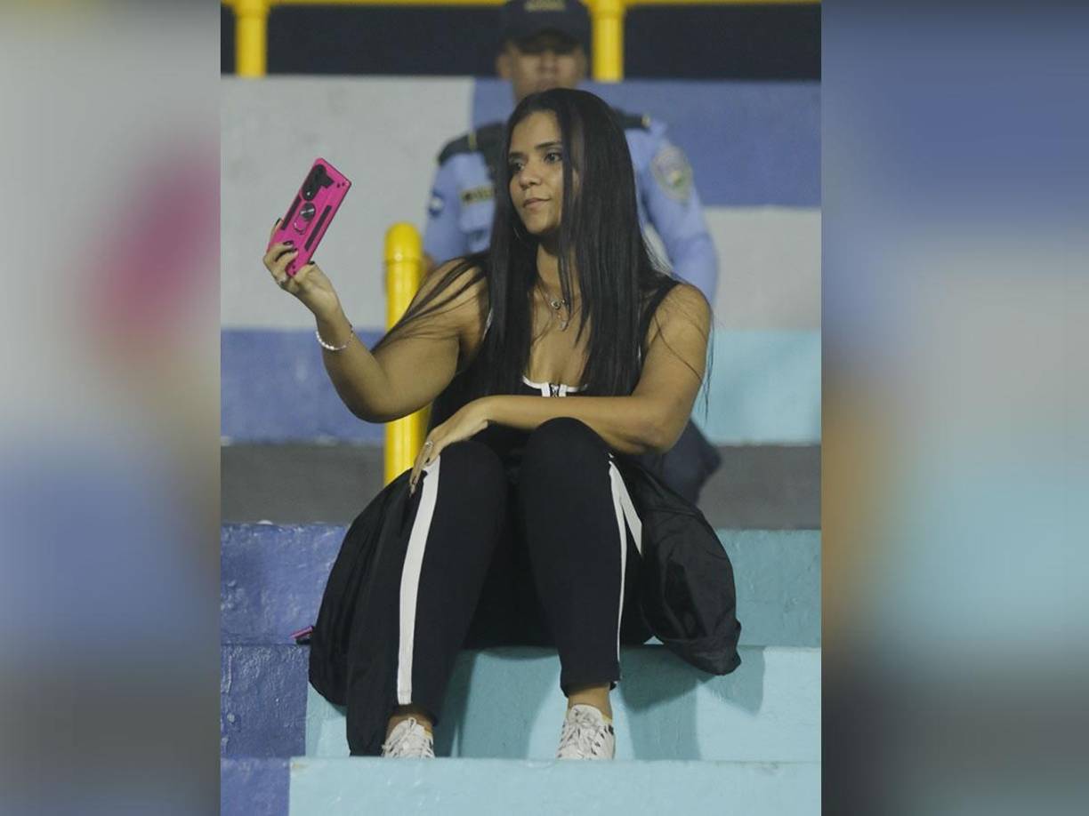 Esta guapa aficionada se tomó una selfie antes del partido Real España vs Lobos de la UPN.