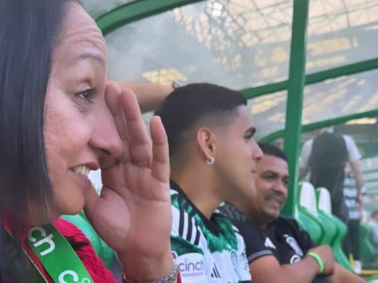 Doña María Luisa es la mamá de Luis Palma y no pudo contener el llanto al ver campeón a su amado hijo como jugador del Celtic.