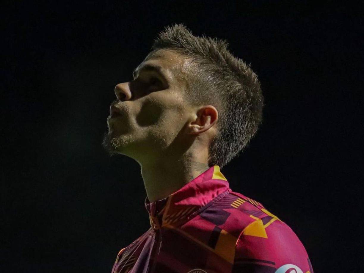 Romeo Beckham no sigue como futbolista para dedicarse de lleno a su carrera como modelo.