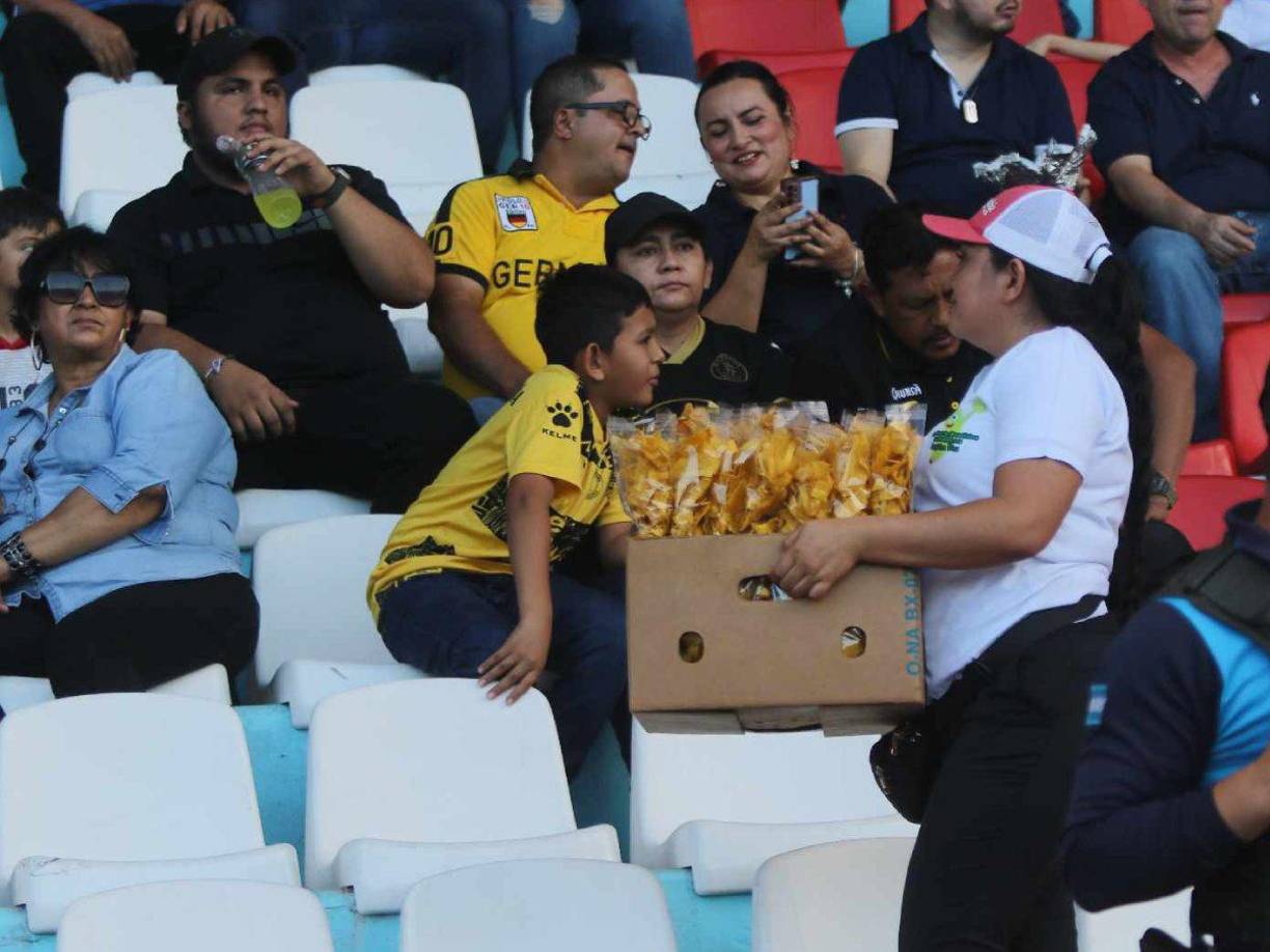 La venta de tajaditas no puede faltar en los estadios de Honduras. 
