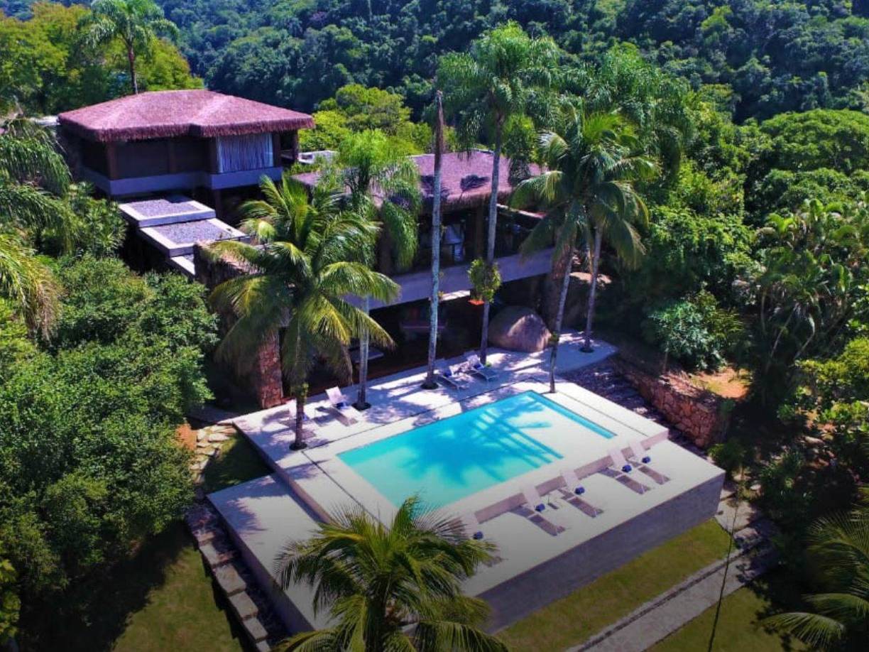 La isla, que se extiende sobre aproximadamente 2.500 metros cuadrados, ofrece un refugio exclusivo en una bahía que alberga 365 islas