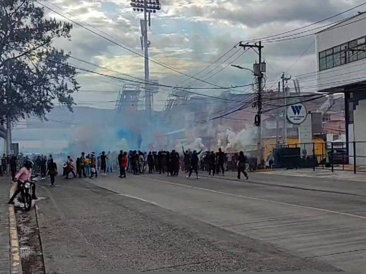 La situación fue tan delicada que hubo disparos y las personas que transitaban por el lugar tuvieron que buscar un lugar seguro para resguardar su vida.