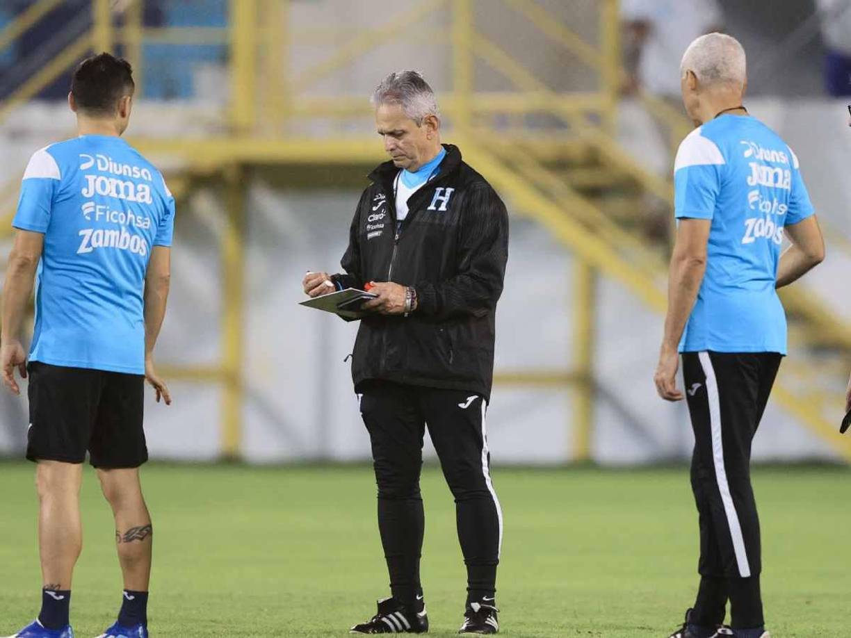 “Lo dije aquel día, quién sufre más y se decepciona en los Mundiales? ¿México o Canadá? A una selección no se le puede alcahuetear, no se le puede engañar porque es una selección con cultura futbolística, y para ese logro hay que llegar al séptimo partido”, señaló el DT de Honduras.