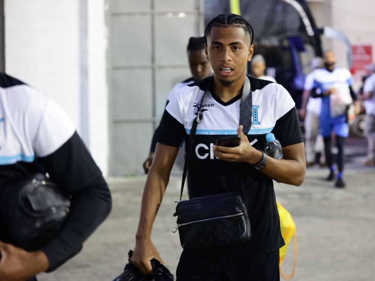 Rigo Rivas se bajó del avión procedente de Turquía y de inmediato entrenó con la selección.