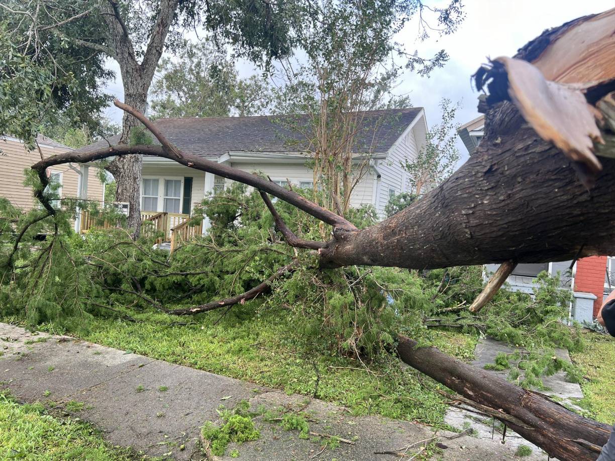 Además, los cortes de electricidad en Luisiana enseguida superaron los 260.000 solo horas después del impacto, según la web especializada PowerOutage.