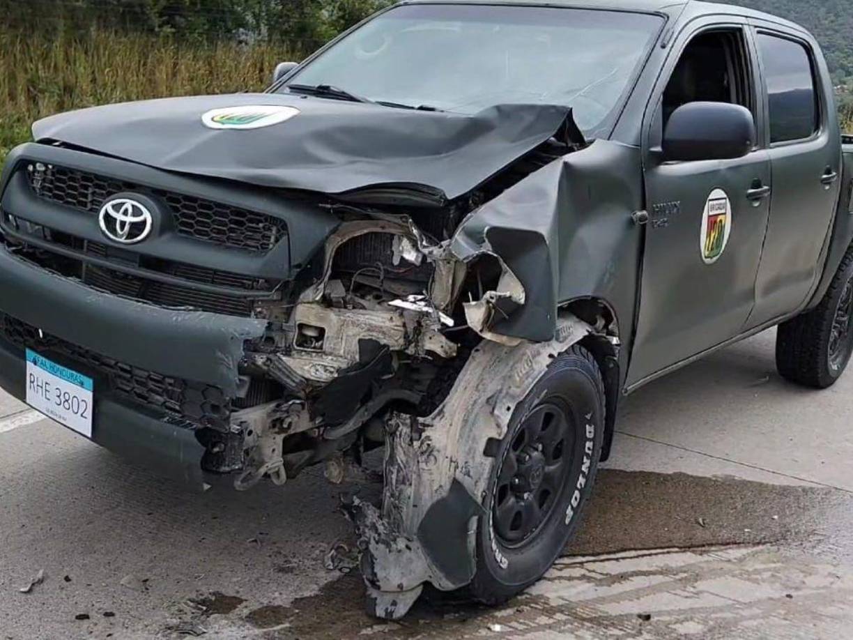 La moto se estrelló en el costado derecho de la parte frontal de la patrulla de los PM.