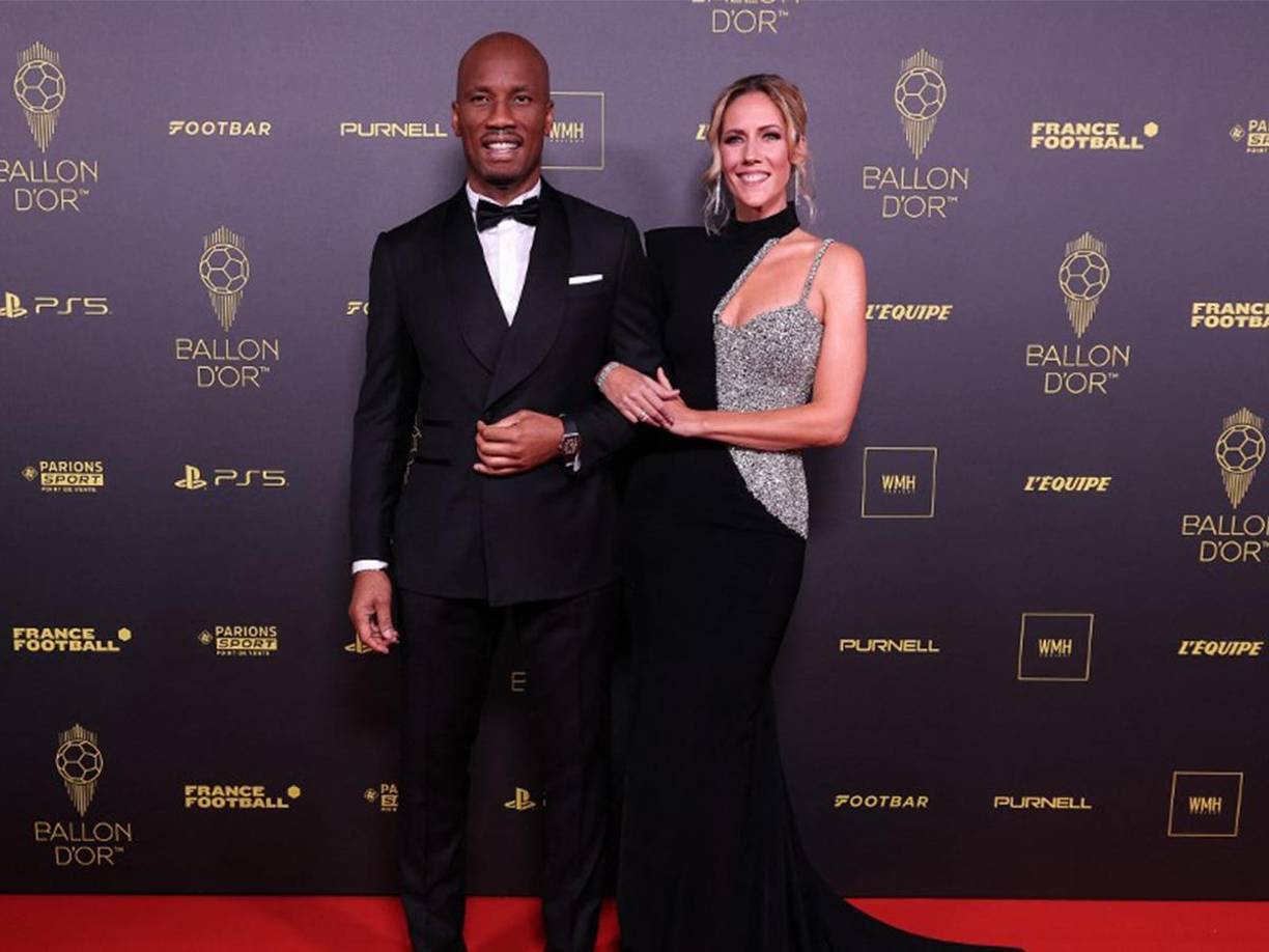 El exfutbolista marfileño Didier Drogba acompañado de su esposa en la alfombra roja del Balón de Oro 2023.
