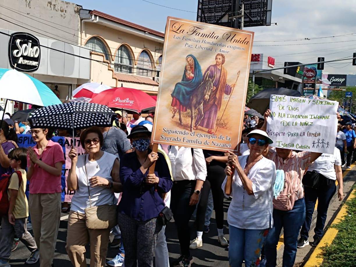 La marcha, promovida por el “Movimiento por Nuestros Hijos”, se celebró de manera simultánea en las ciudades de Tegucigalpa, la capital hondureña, y Comayagua, en el centro del país; Danlí y Catacamas, en el oriente, La Ceiba, en el Caribe, y Gracias, en el occidente.