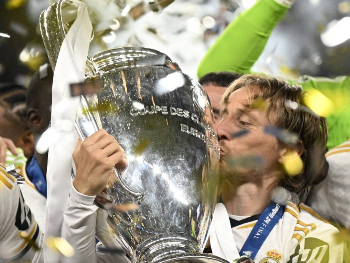 Luka Modric mantiene en vilo a la afición del Real Madrid, aunque al parecer el croata optaría por seguir una campaña más.