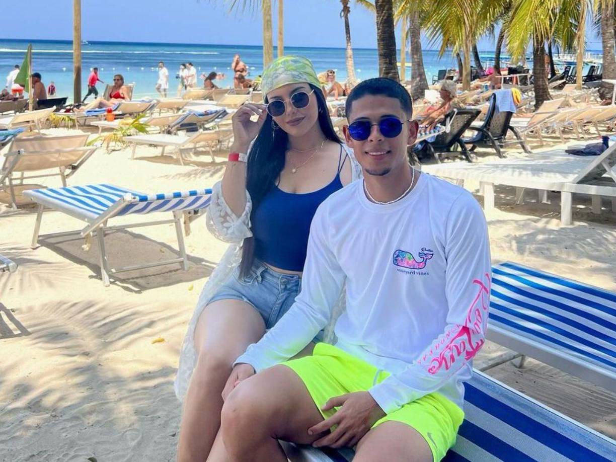 Cristian Cálix: El volante del Real España disfrutó de Roatán al lado de su pareja sentimental.