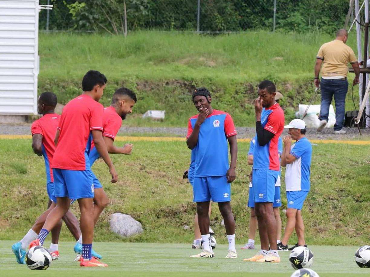 Sin tiempo que perder, Elis se unió al grupo de jugadores del Olimpia. 