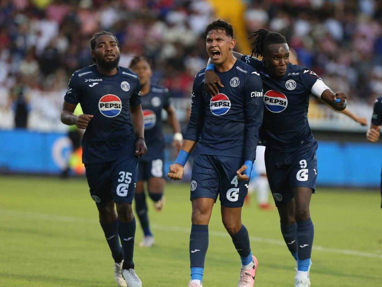 Motagua se puso en ventaja con gol de Luis Vega en el minuto 43 del primer tiempo.