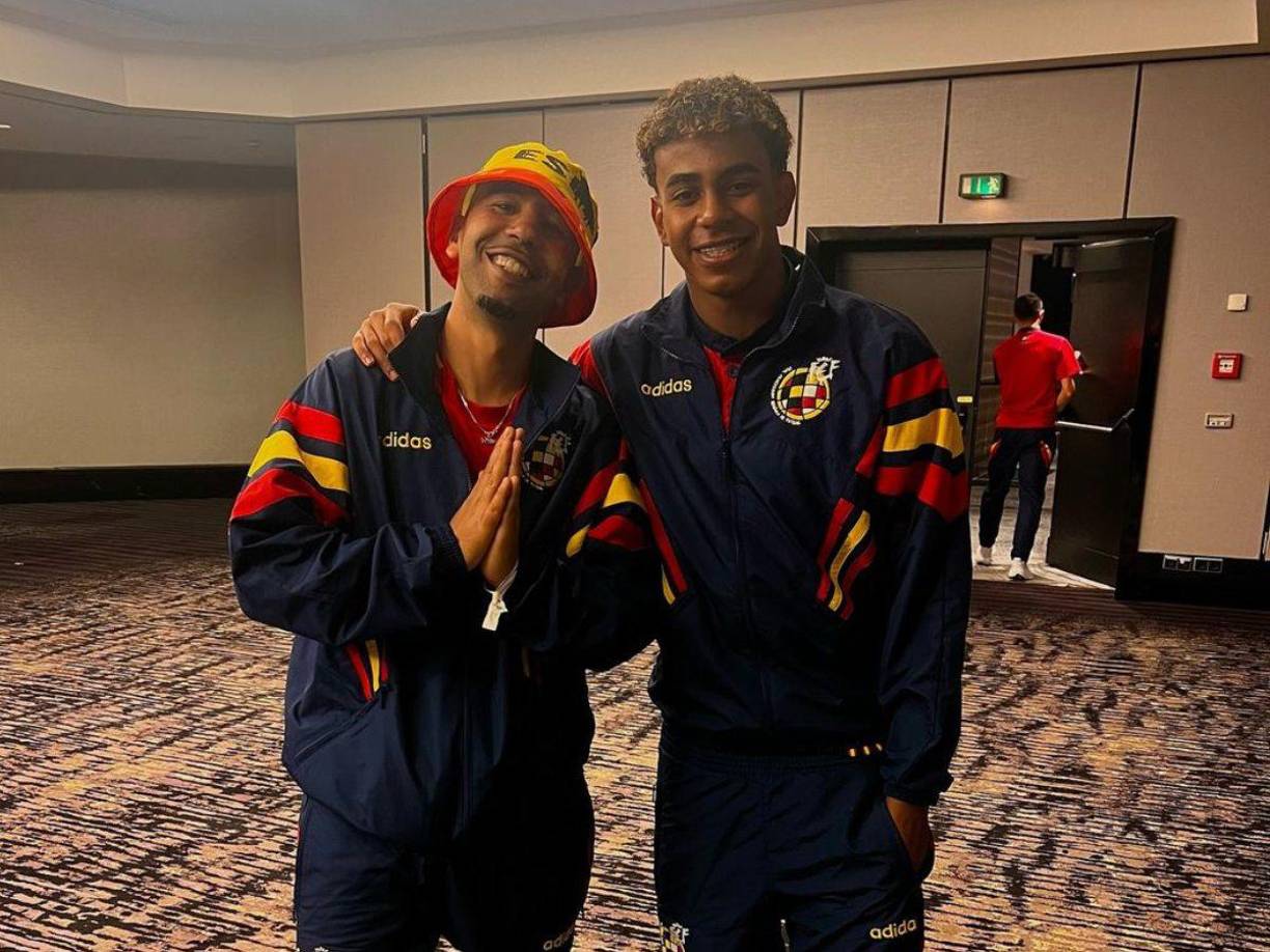 Yamal se formó en La Masía, es de perfil zurdo y el próximo 13 de julio cumplirá 17 años de edad. El 8 de septiembre de 2023, Lamine hizo su debut con la Selección Absoluta de España, siempre a sus 16 años de edad.