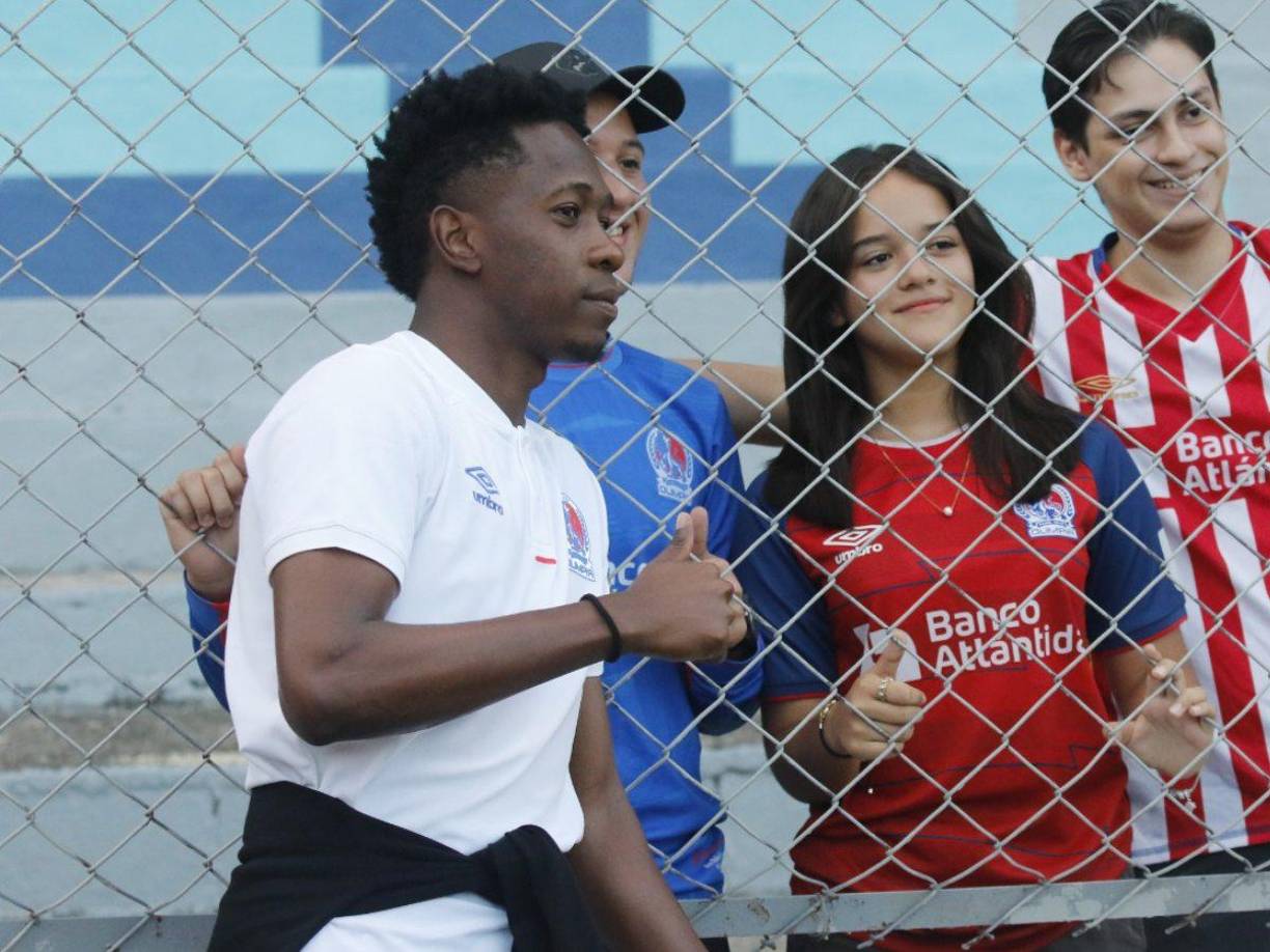 Alex Nahíd Güity fue solicitado y el portero del Olimpia regaló varias fotrografías. 