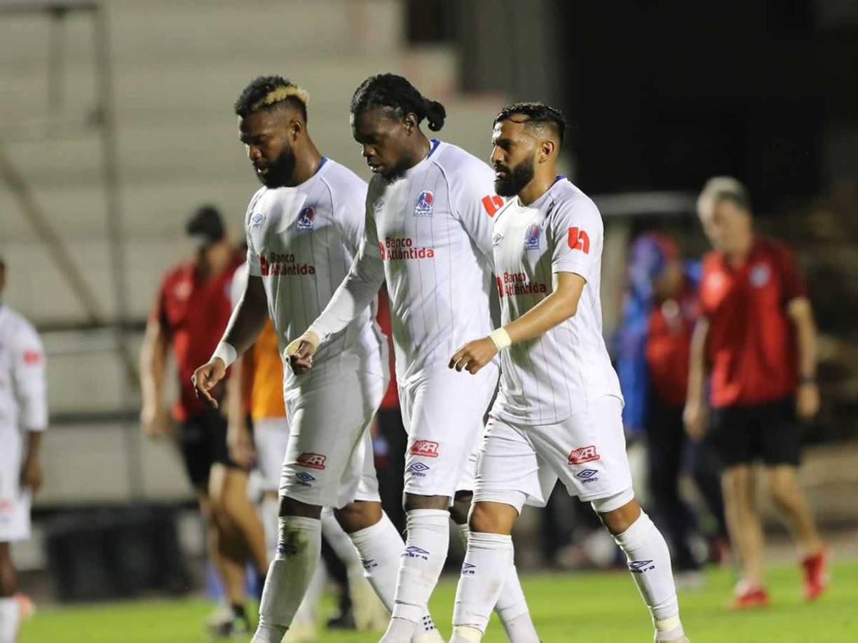 Los jugadores del Olimpia salieron cabizbajos del estadio Nacional Chelato Uclés tras el empate contra el Olancho FC, pese a empezar ganando el partido.