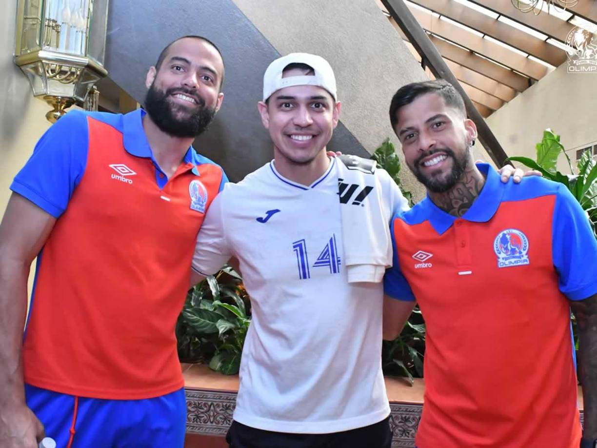 Mauricio Dubón posando con Edrick Menjívar y Gabriel Araújo.