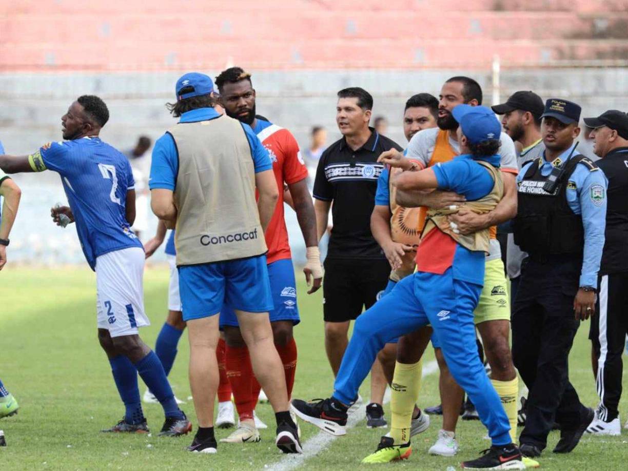 Pedro Troglio le reclamó al cuarto árbitro por algunas decisiones y se armó la polémica.