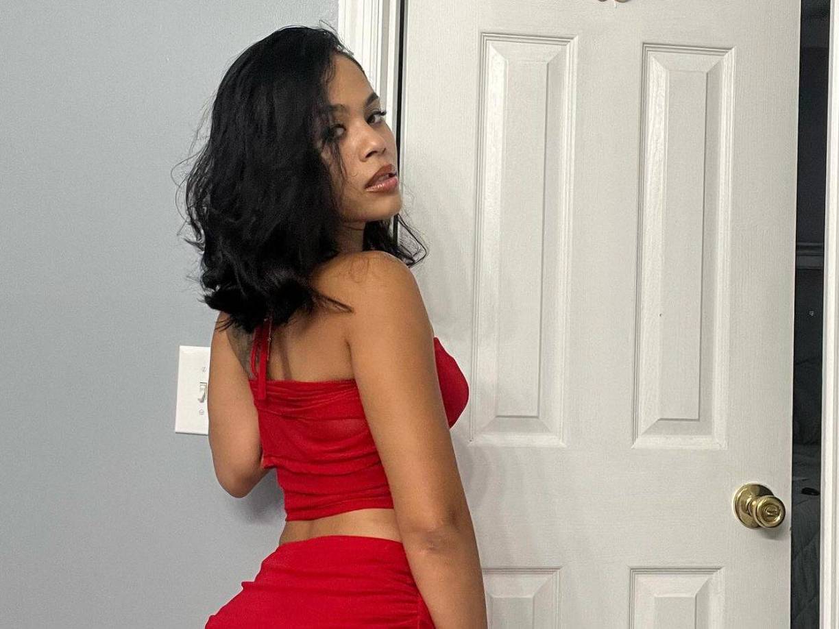 Además, la joven ha mostrado la tarjeta de un hotel en la que se puede leer el nombre del exjugador de baloncesto profesional.