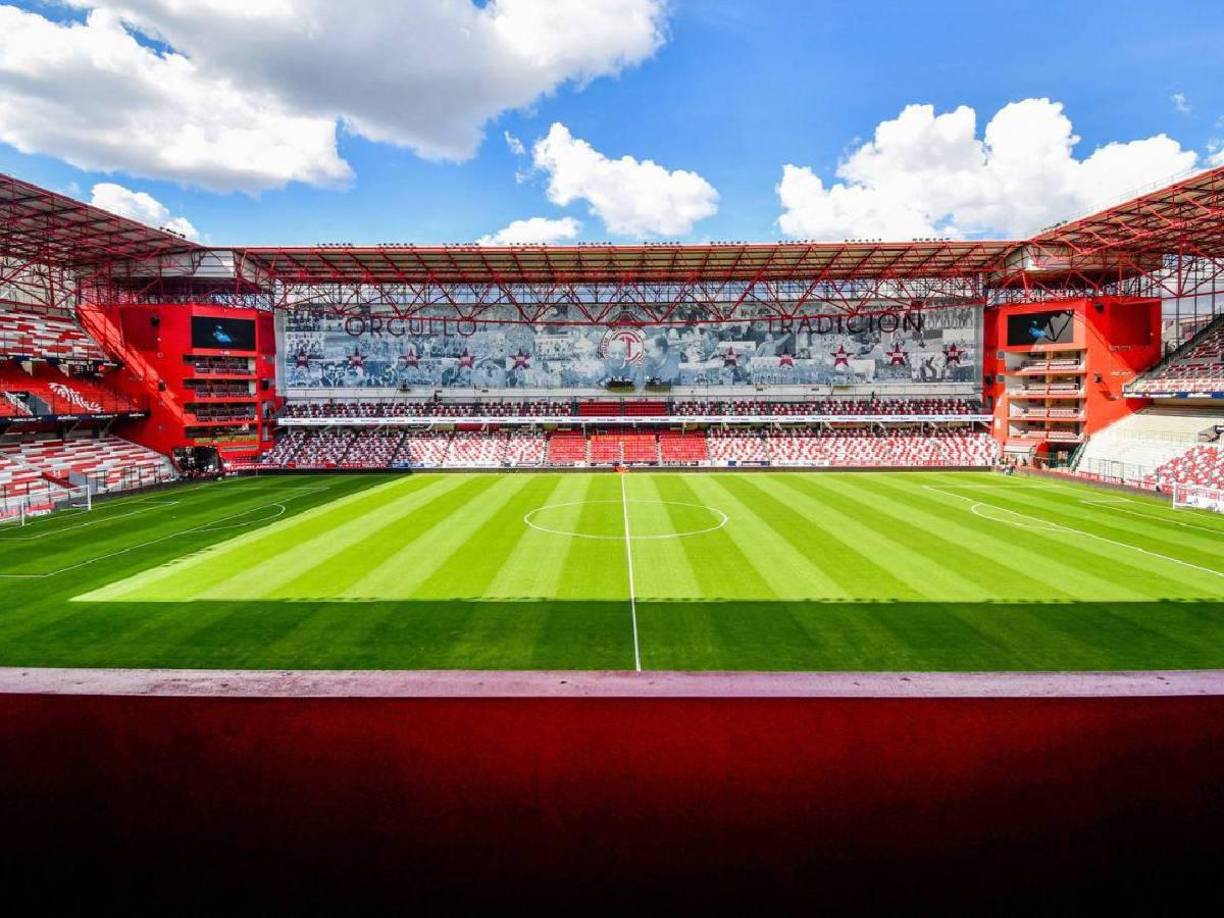 Toluca está situada a 2600 metros sobre el nivel del mar, siendo la ciudad capital más alta de México y de América del Norte.