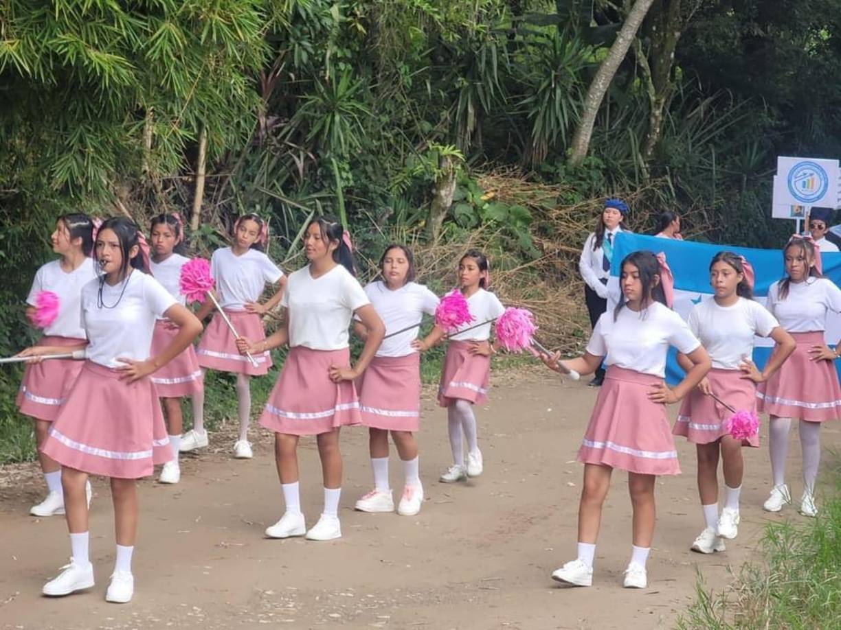  El grupo de bellas palillonas engalanaron con bailes y ritmos el desfile. 