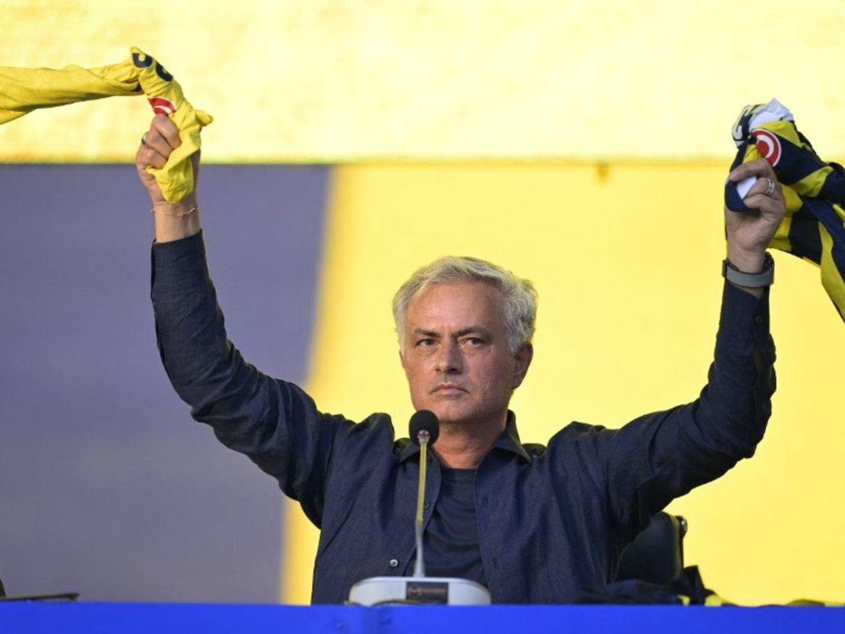 El polémico estratega portugués José Mourinho es nuevo entrenador del Fenerbahce de Turquía. 