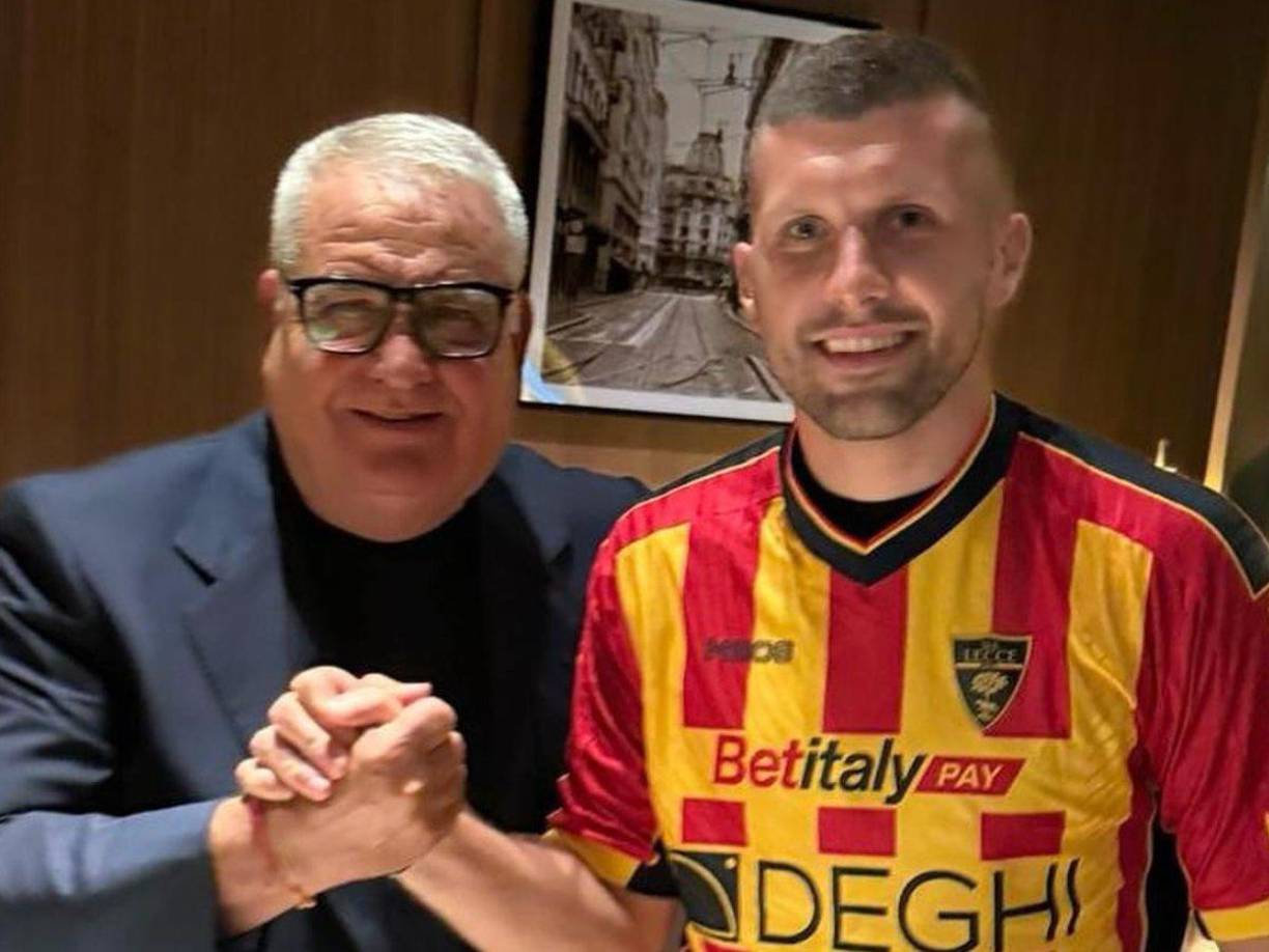 El delantero croata Ante Rebic jugará en el Lecce de Italia.