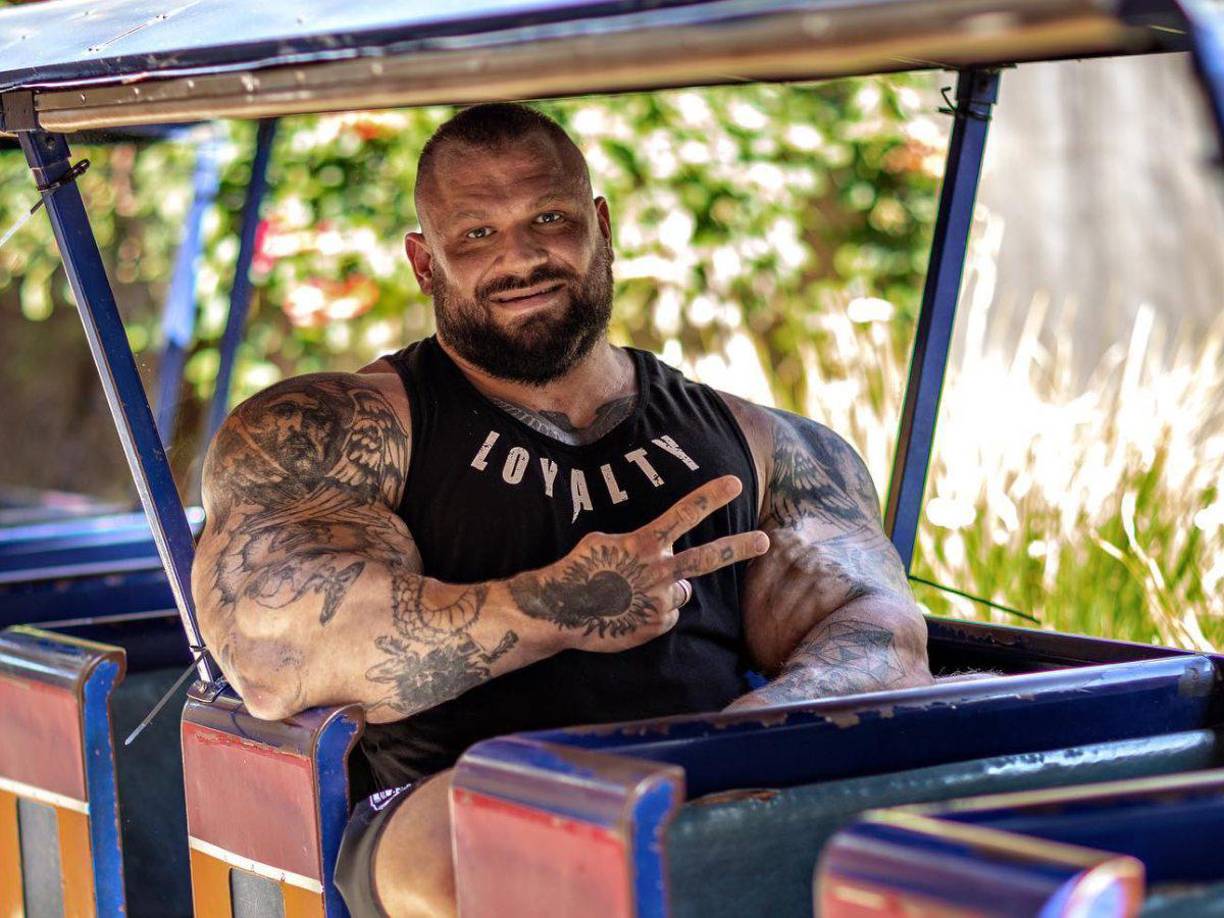 Ademas, solía inyectarse hasta 50 dosis de insulina diariamente para quemar de la forma más rápida los alimentos.