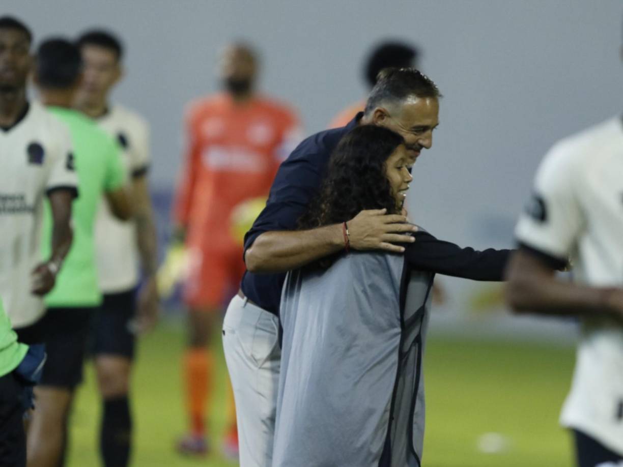 Una niña le solicitó una fotografía al entrenador Hernán Medina del Marathón y el estratega se mostró muy ameno con ella. 