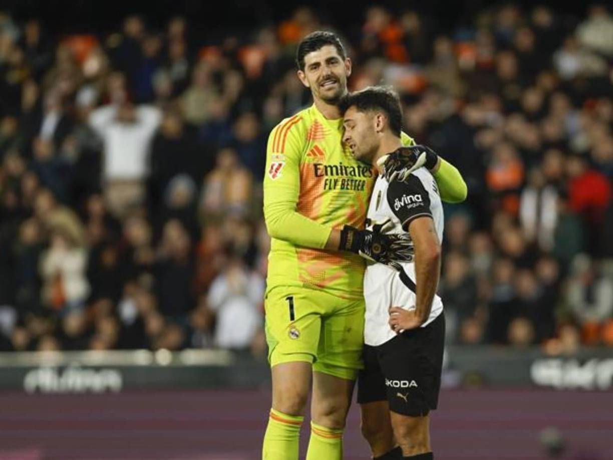 Hugo Duro del Valencia no pudo contener el llanto ya que Valencia es último y podría descender. El portero Courtois lo consoló.