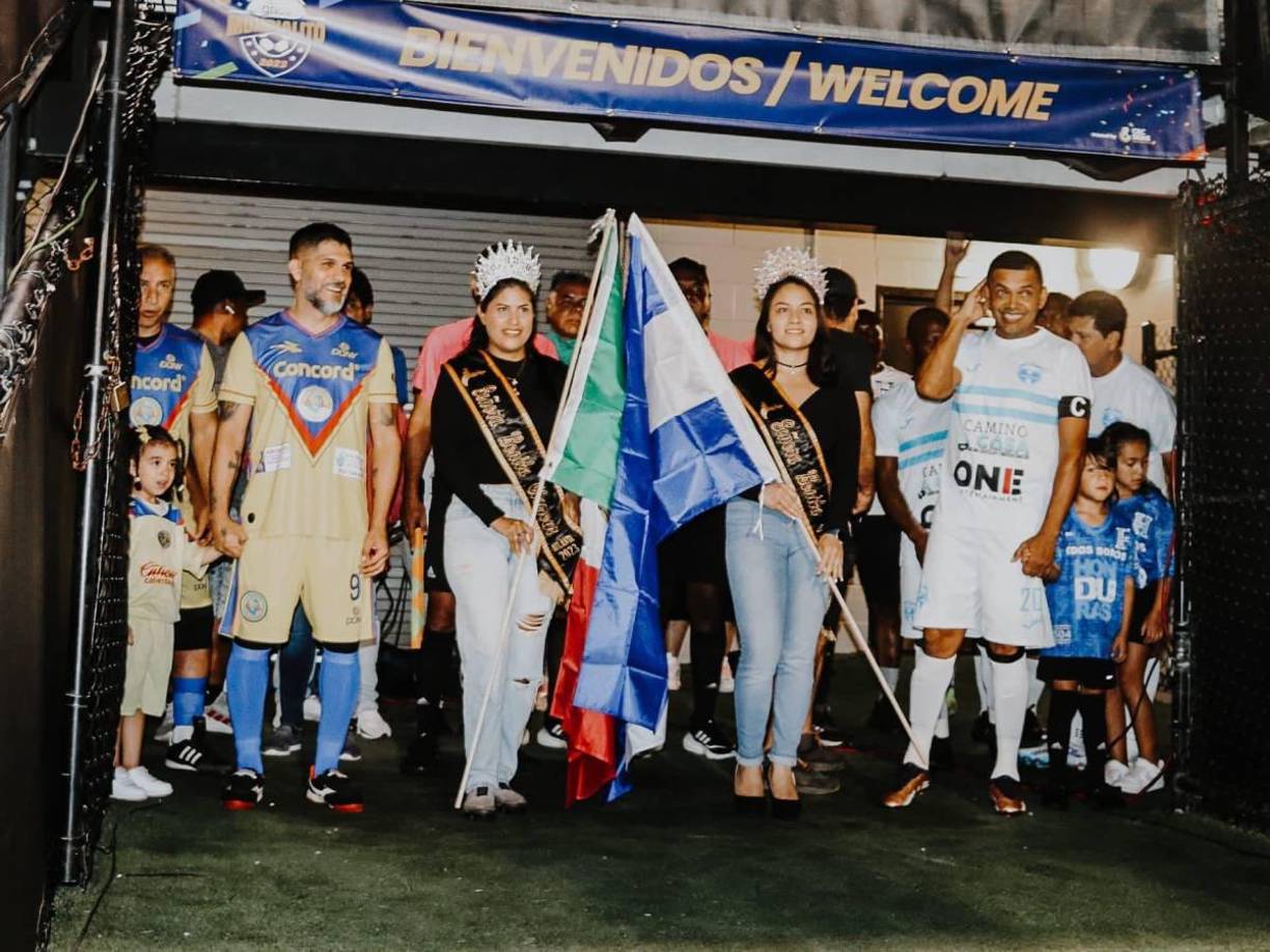 Previo al partido se hizo un evento de protocolo con la banderas de ambos países y los capitanes.