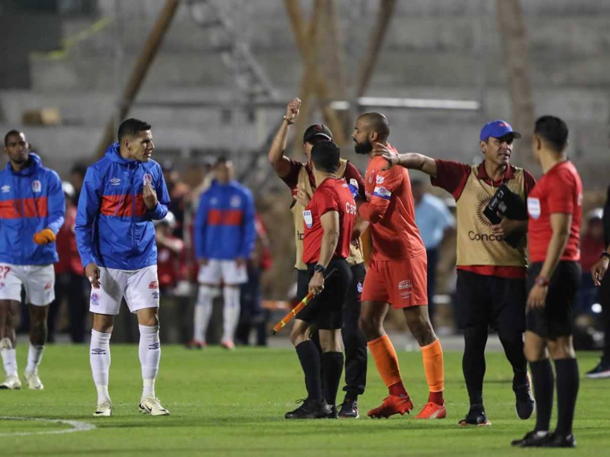 Edrick Menjívar llegó a separar a Pedro Troglio y se lo llevó al camerino.