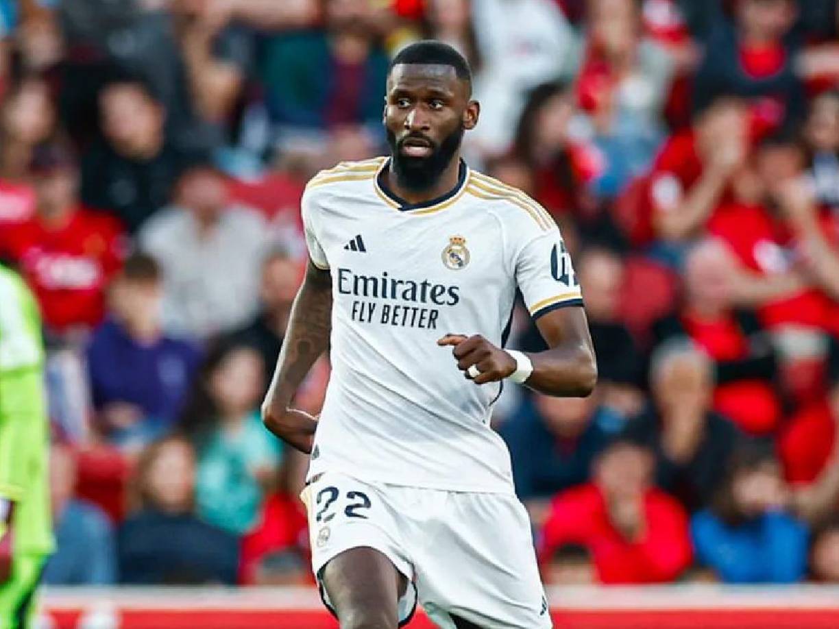 Informa Footmercato que ante la posible salida de Aymeric Laporte de Al Nassr, se trabaja en la búsqueda de un posible sustituto, por lo que le han ofrecido 100 millones en 4 años a Rudiger.