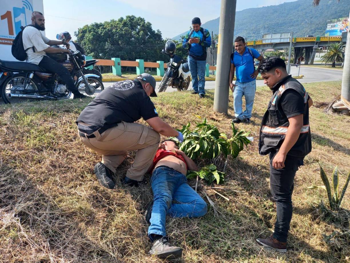 Dos paramédicos del 911 le tomaron los signos al joven y este se comenzó a reír.