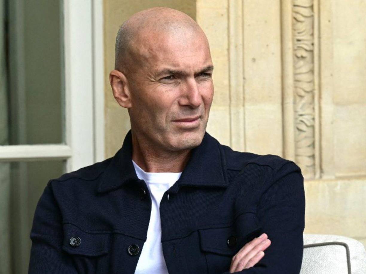 Zinédine Zidane ha hablado de su futuro como entrenador. En una entrevista concedida al canal de YouTube ‘Carré’ ha confesado que, después de tres temporadas lejos de los banquillos, extraña su labor como entrenador. “Por supuesto que lo extraño. Pero Lo más importante para mí es estar activo y lo estoy. De una manera diferente, pero lo estoy”, dijo.