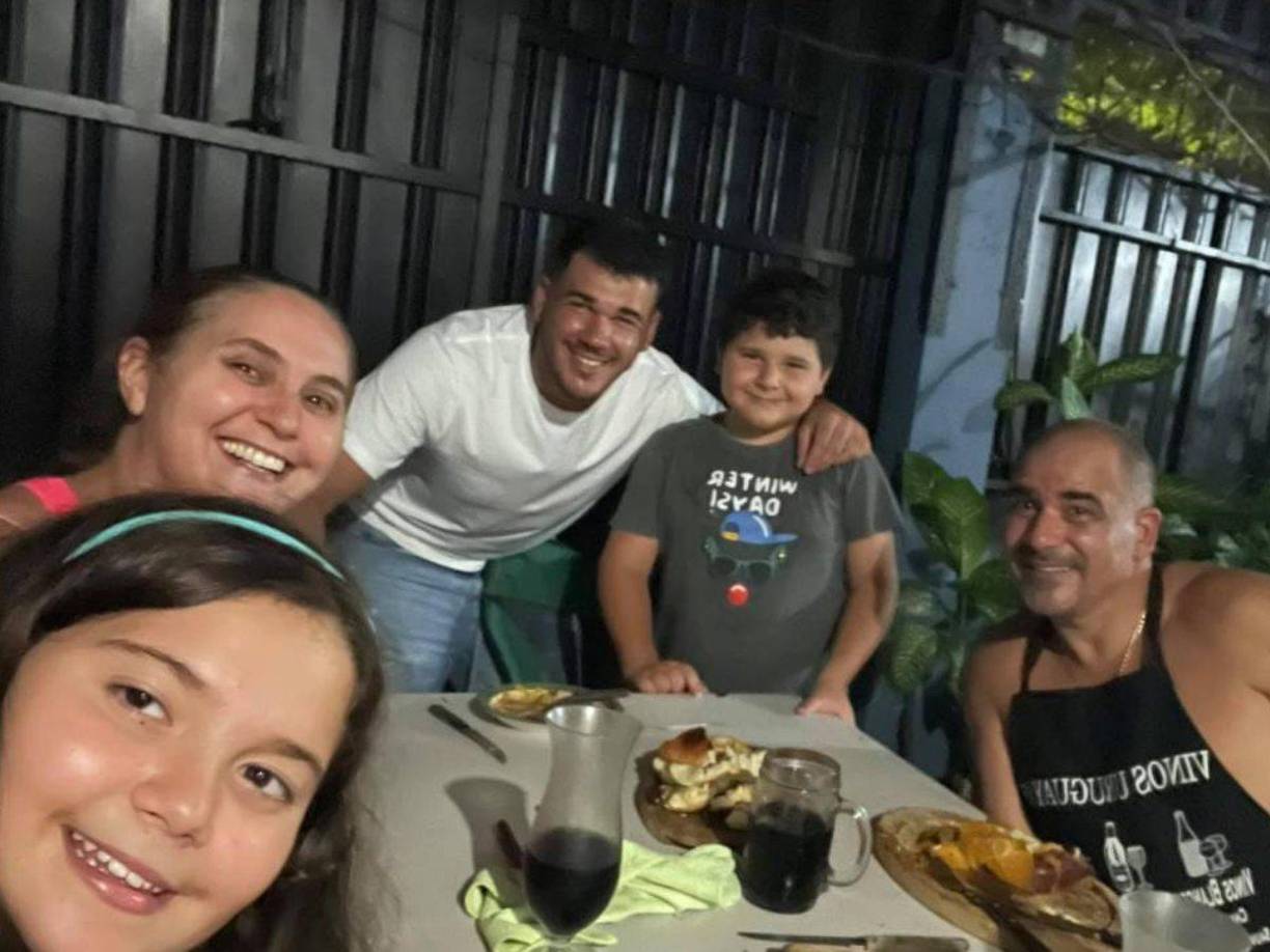 En el popular negocio, el charrúa no olvida su pasión por el fútbol y el cariño que guarda por Honduras.