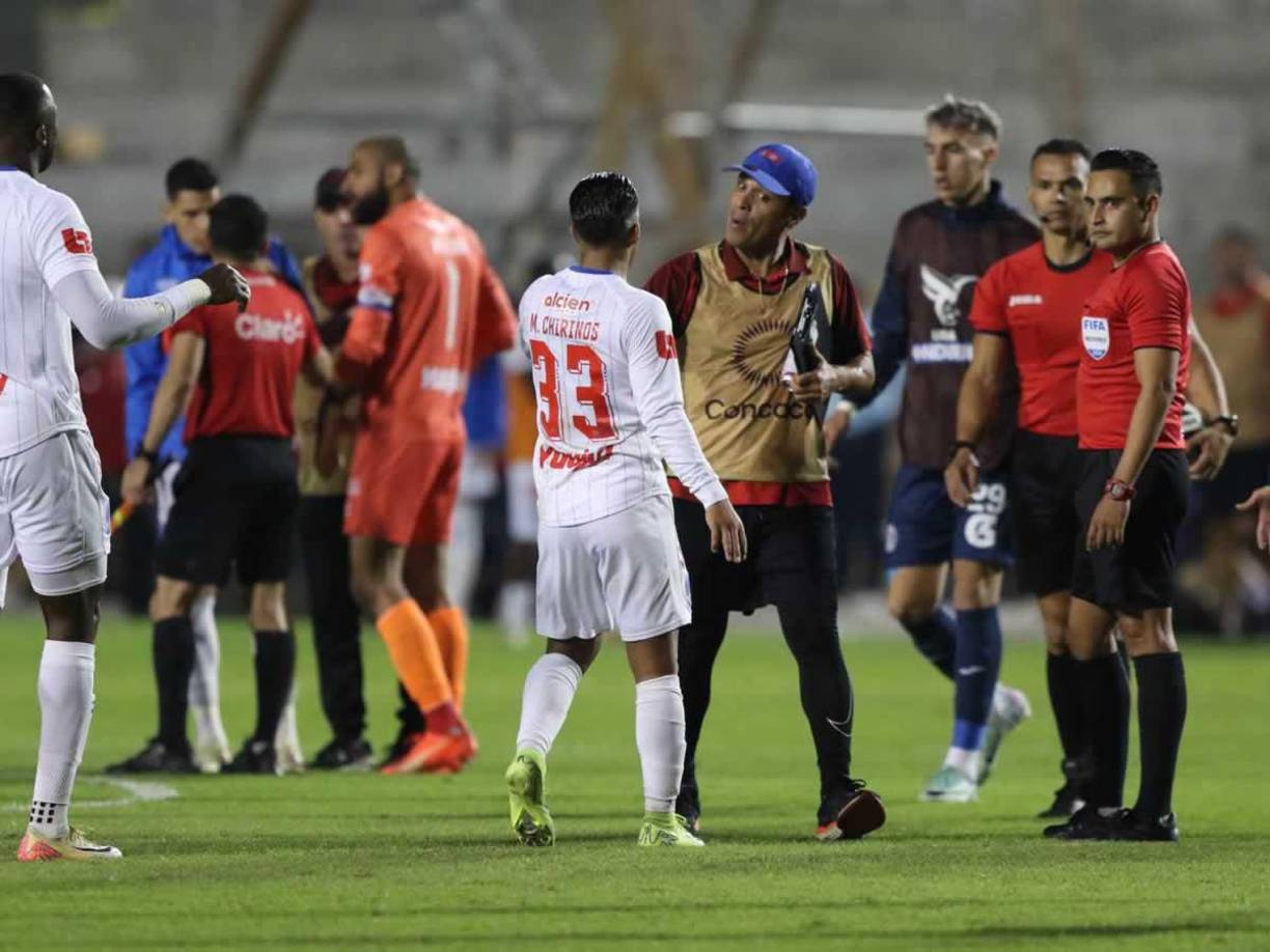 Los olimpistas no estaban nada contentos con el accionar del árbitro Saíd Martínez.