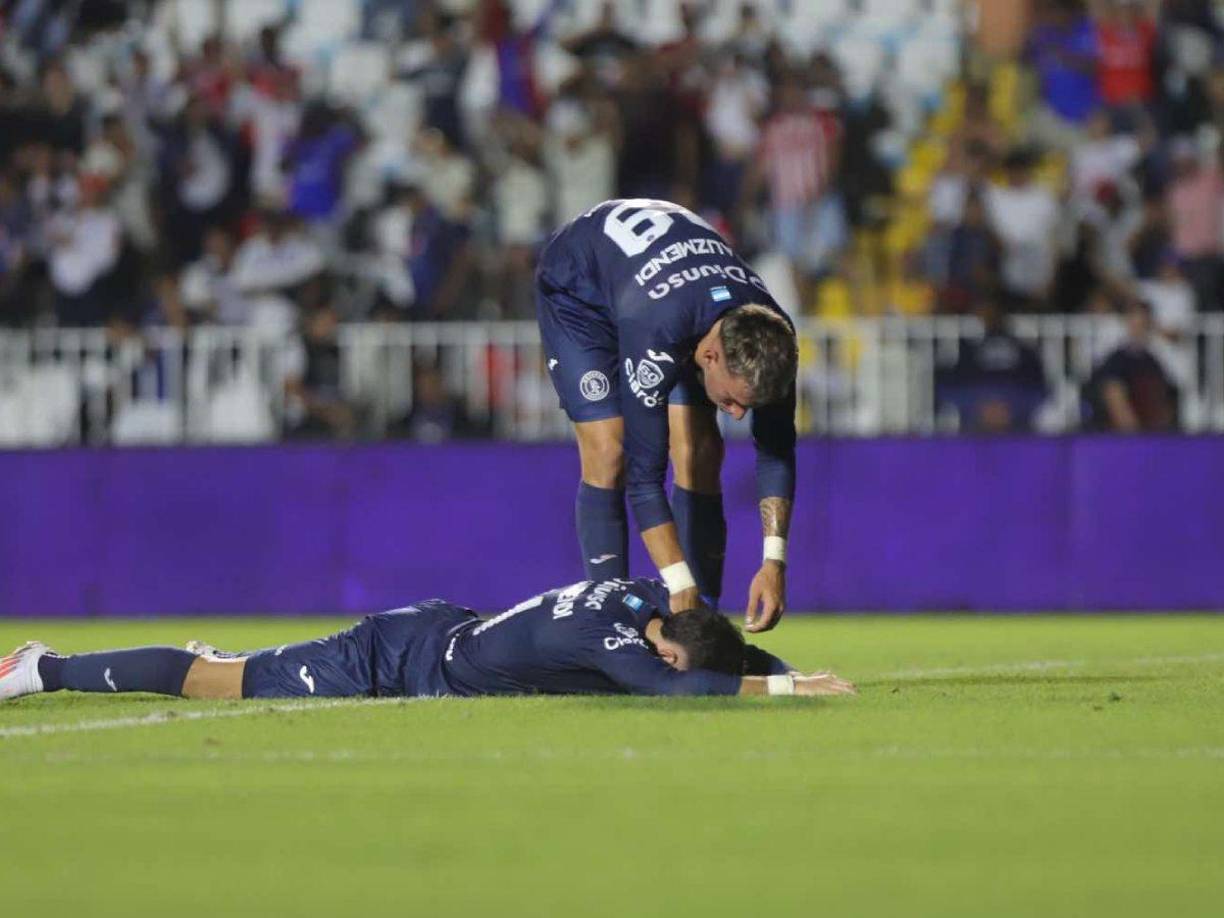 Agustín Auzmendi lamentó desde el suelo el haber fallado su lanzamiento de penalti ante Édrick Menjívar.