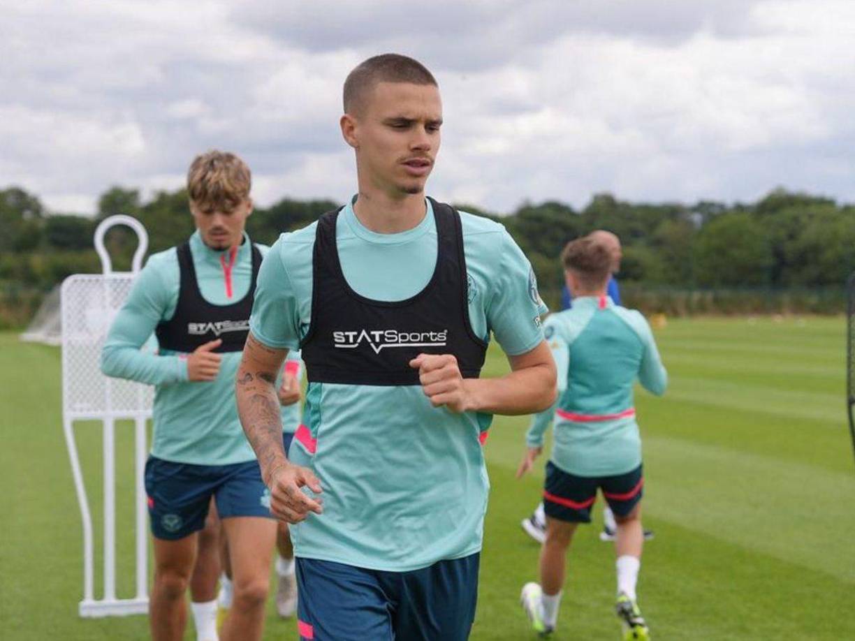 Romeo Beckham ha tenido un recorrido peculiar en el mundo del deporte. Comenzó su formación futbolística en la cantera del Arsenal, pero se retiró en 2015 tras ser liberado por el club. 