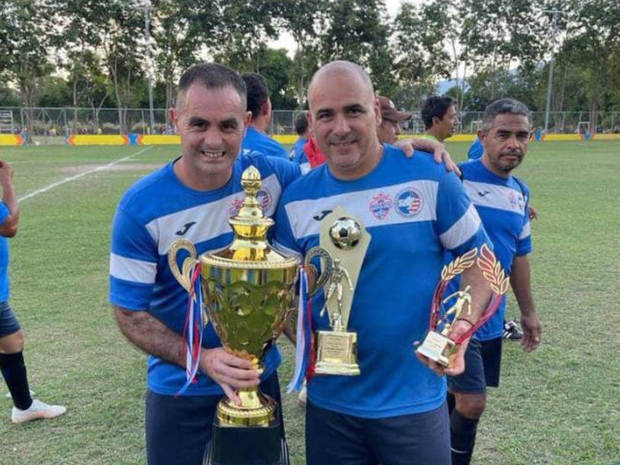 En la Papi Fútbol de Comayagua comparte con su compatriota Kerpo de León.