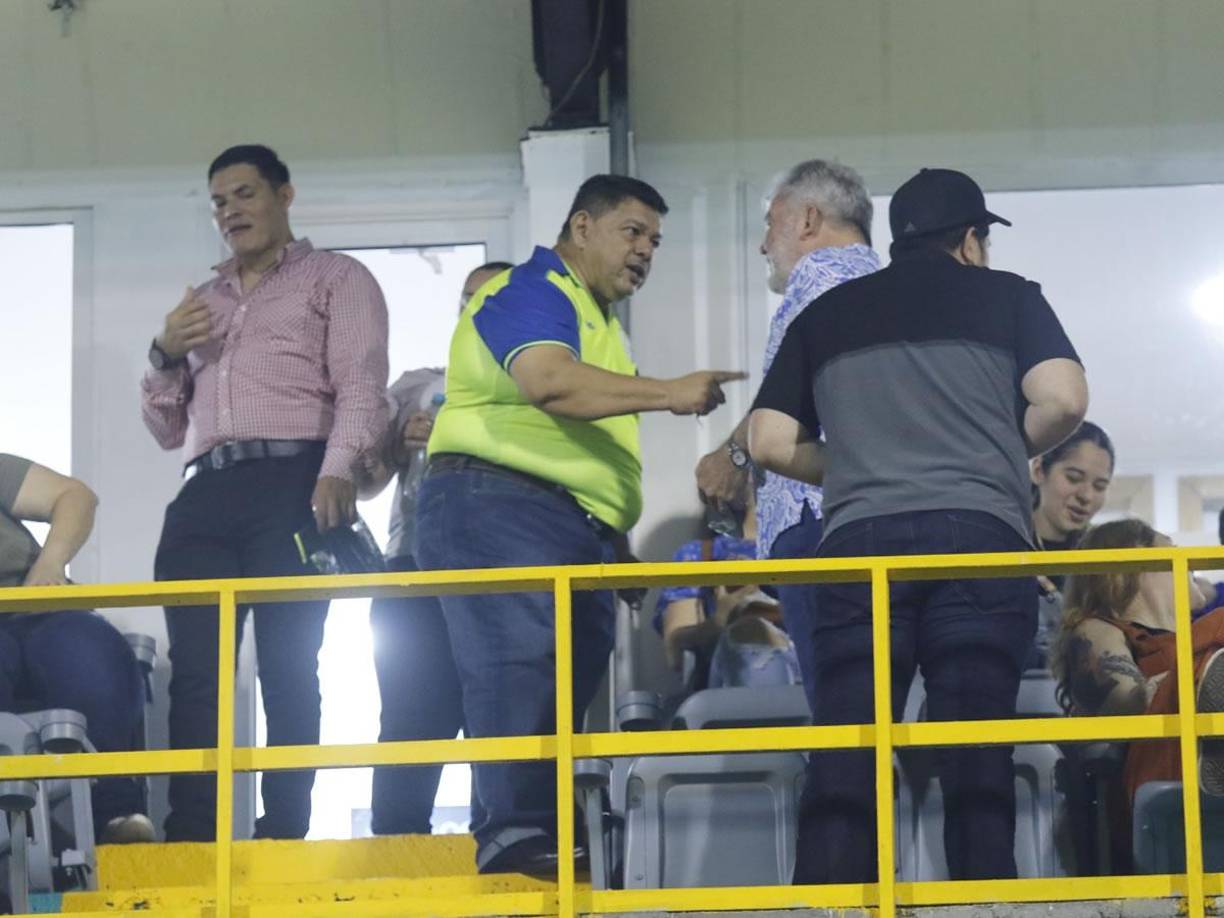 Samuel García, presidente del Olancho FC, estuvo en el palco del Morazán charlando con Roberto Contreras, alcalde de San Pedro Sula.