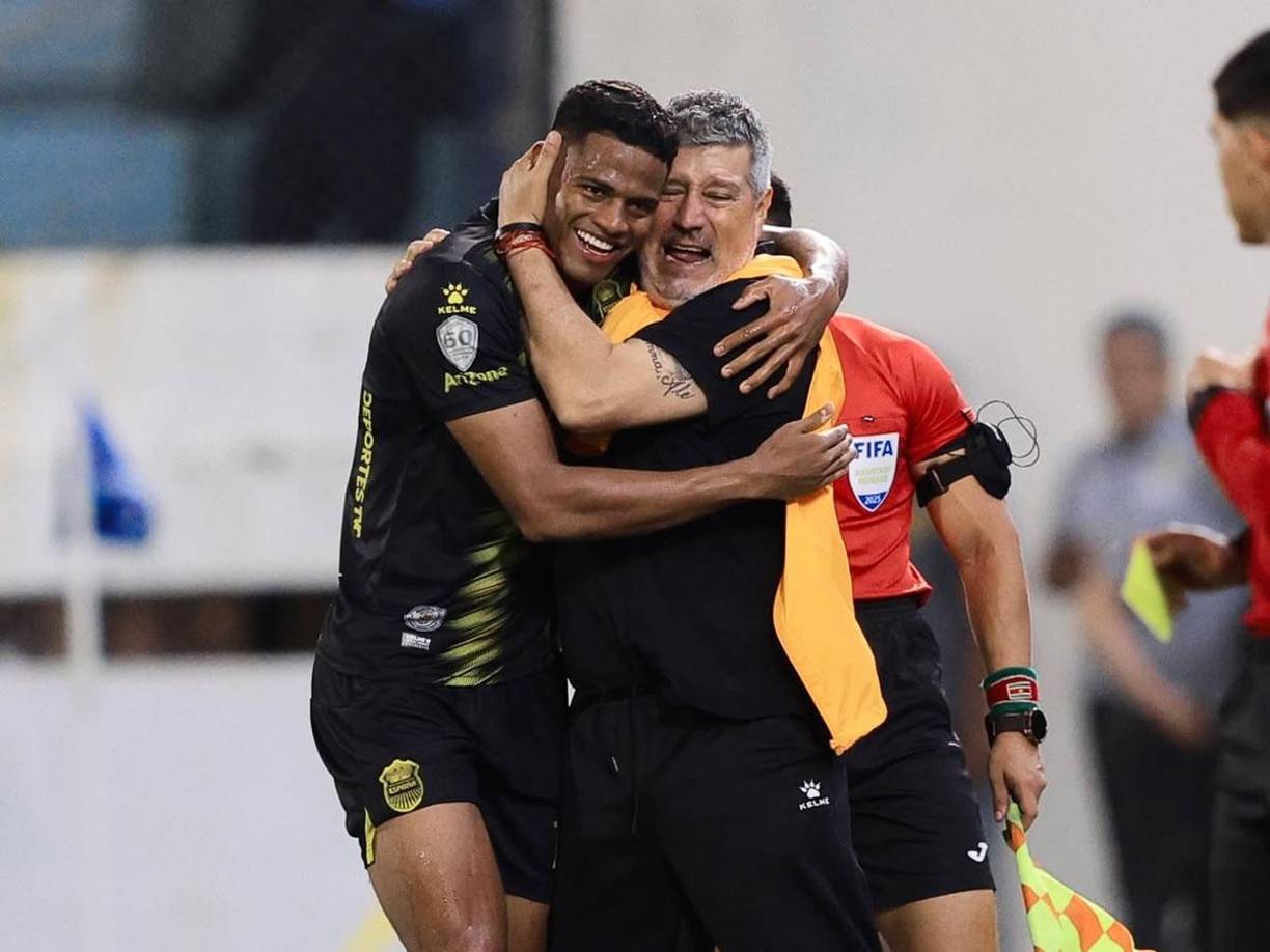 Yeison Moreno se abraza con Hugo Viegas, asistente técnico del Real España.