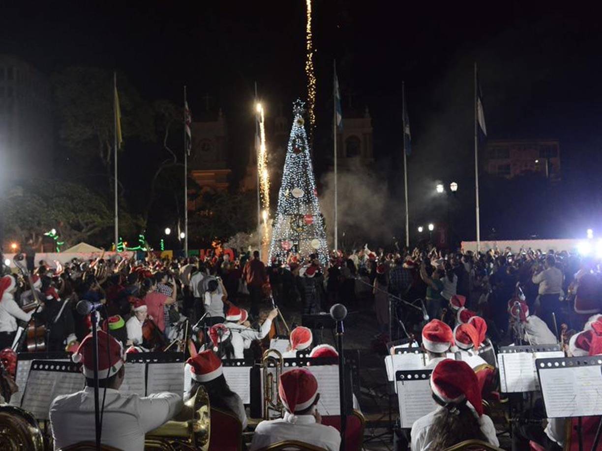 Con el encendido del árbol en el parque central, un show de luces y el lanzamiento del Bazar del Sábado Navideño dan inicio las festividades de la temporada en San Pedro Sula.