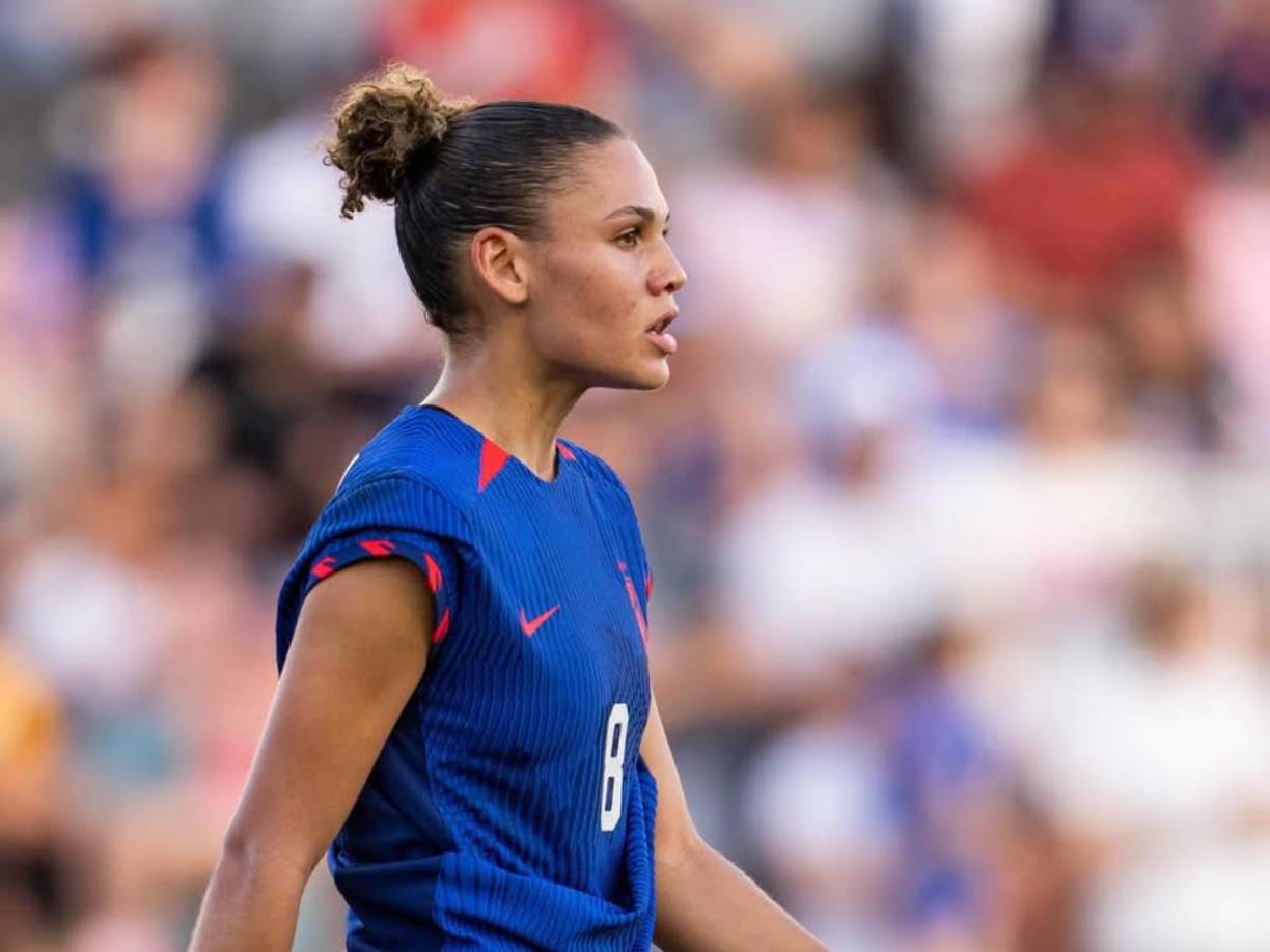 La chica brilla hoy como una destacada jugadora de futbol del Washington Spirit de la Nations Women’s Soccer League (NWSL) y con la Selección de los Estados Unidos con la que ya logró colgarse la medalla de oro en los Juegos Olímpicos de París 2024.