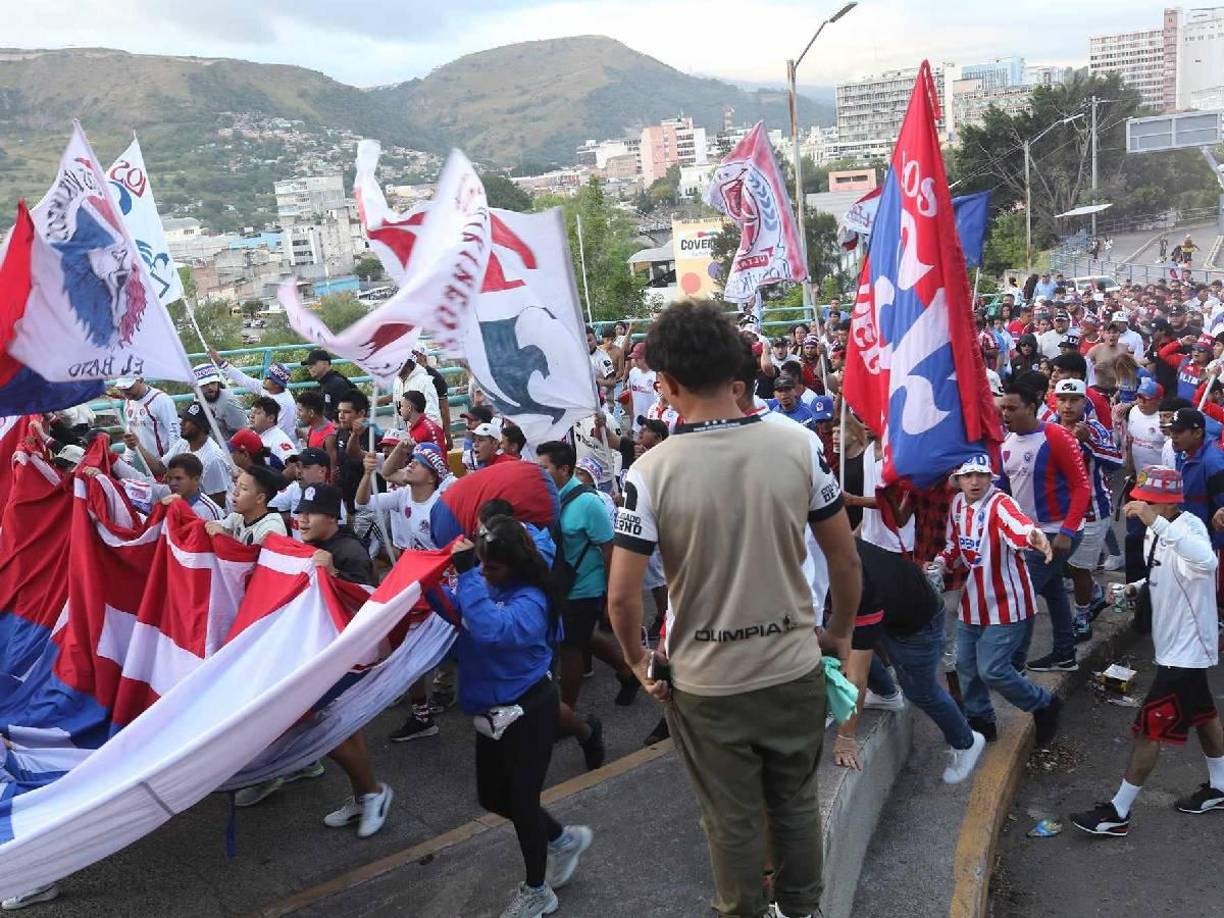 Banceras, colorido ambiente y los aficionados merengues apoyando a todo pulmón al equipo de sus amores.