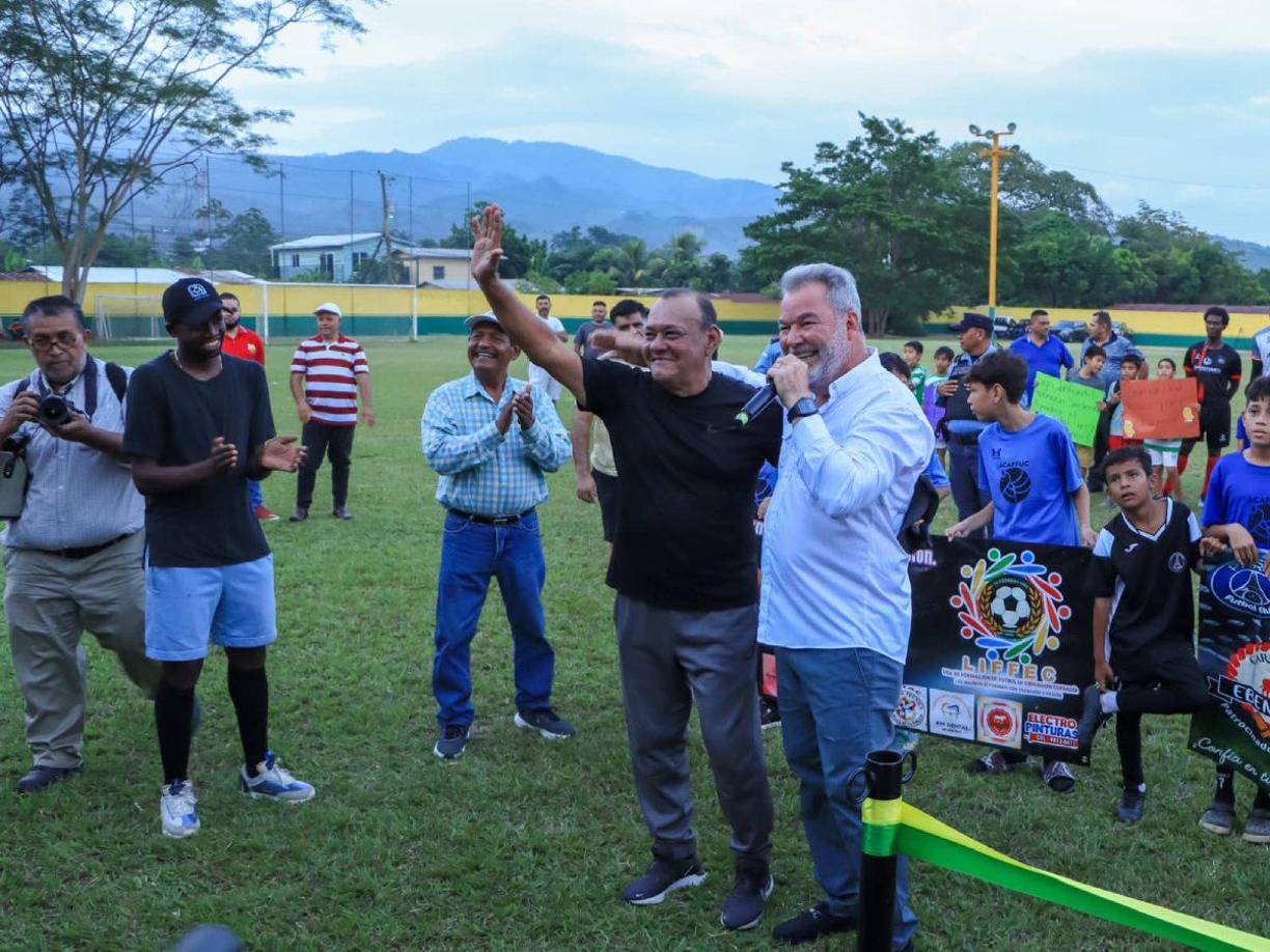 El mundialista Carlos Orlando Caballero fue invitado por el alcalde Roberto Contreras y fue ovacionado por los aficionados que llegaron a presenciar el juego Lone FC vs Vida.