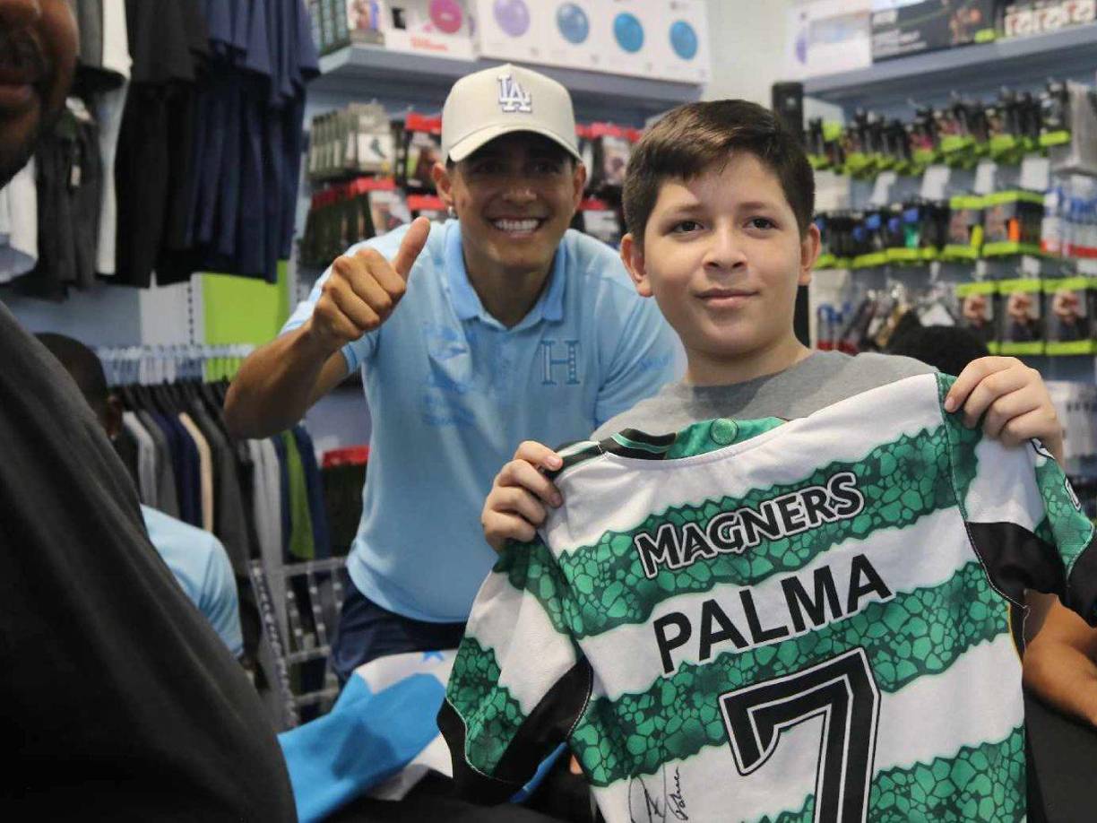 La camiseta del Celtic con el nombre de Luis Palma fue llevada por este pequeño y se tomó una fotografía con el jugador catracho.