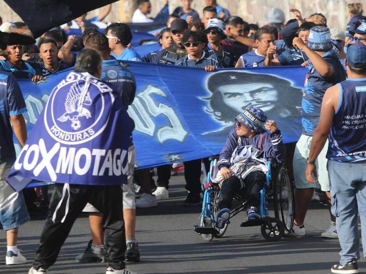 Aficionados del Motagua realizaron una caminata y se vivió una linda fiesta deportiva en los alrededores del estadio Nacional.